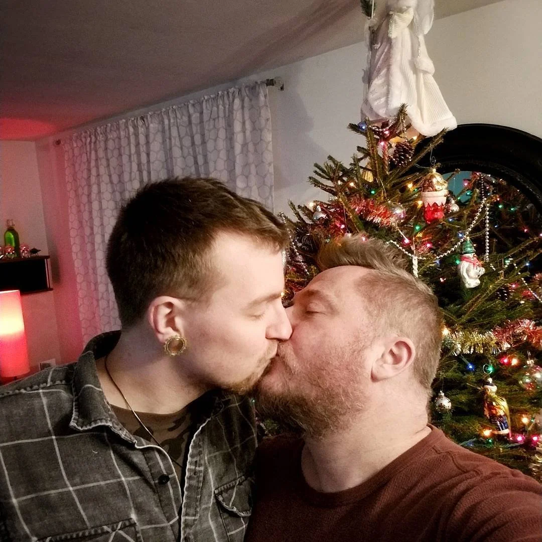 tom sean smooch xmas.jpg