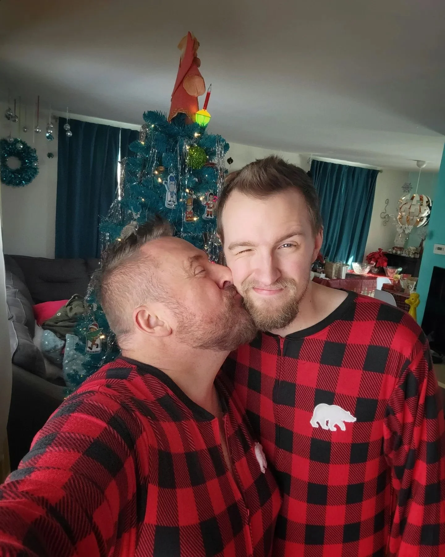 sean tom xmas kiss.jpg