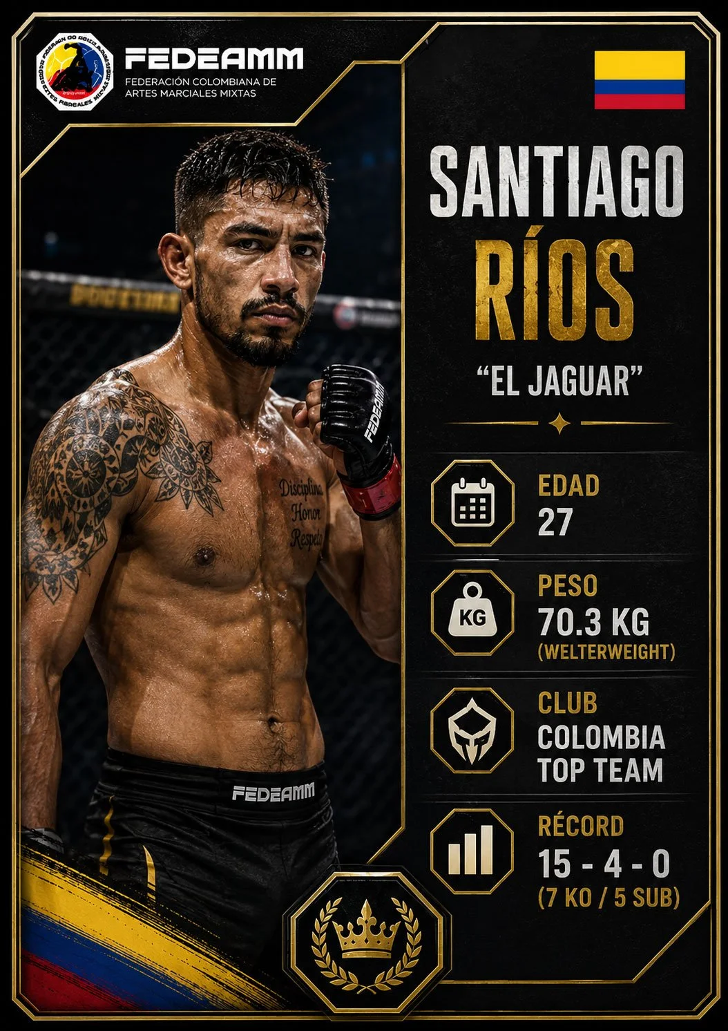 Tarjeta de presentación de Santiago Ríos, peleador de artes marciales mixtas, con información personal y profesional, en fondo oscuro con logotipos y detalles en dorado. Incluye foto del peleador, texto en inglés y detalles de edad, peso, club, y récord de peleas.
