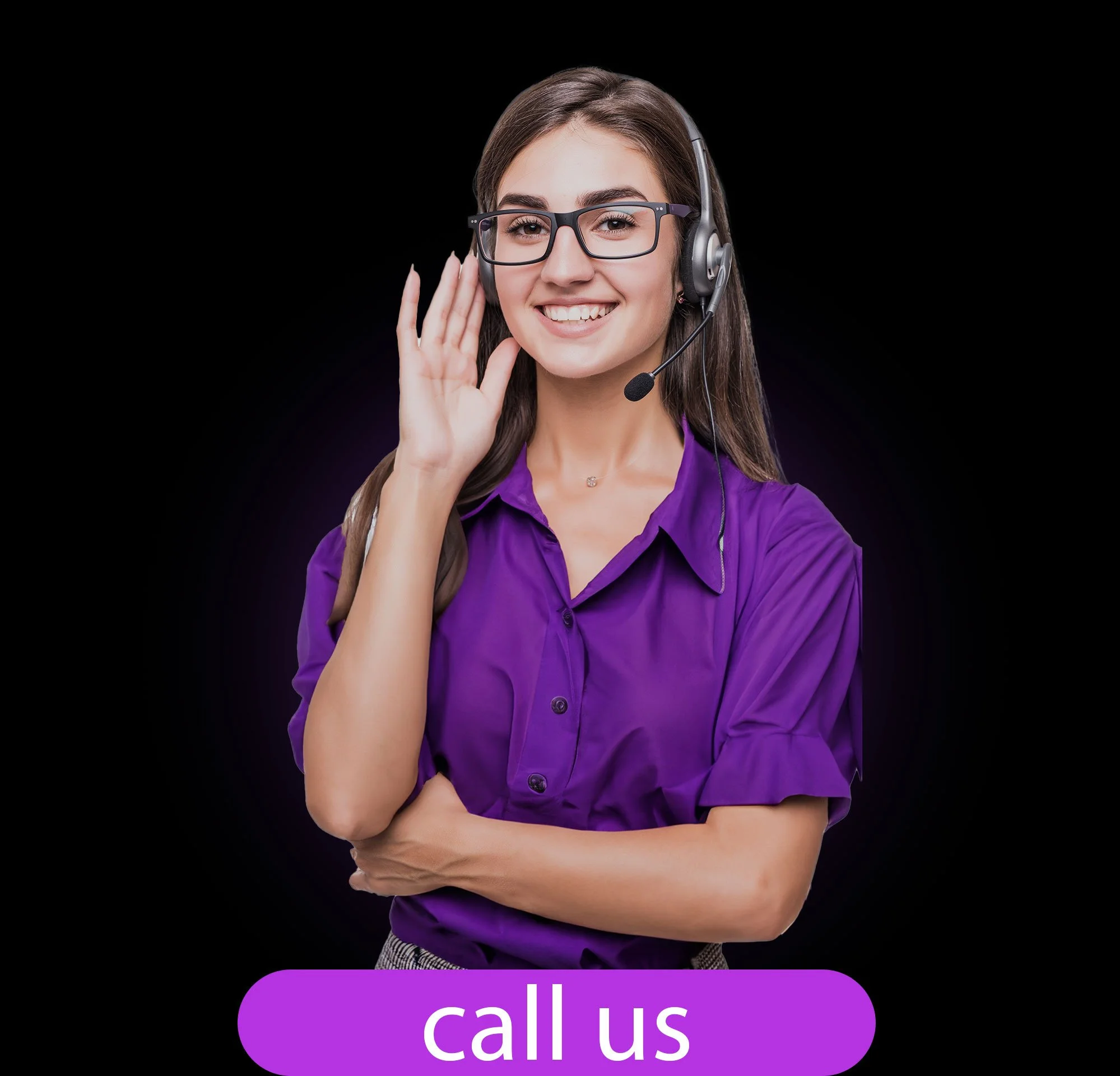 Joven mujer con gafas y auricular de oficina, sonriendo, vista frontal, fondo negro, lleva blusa morada