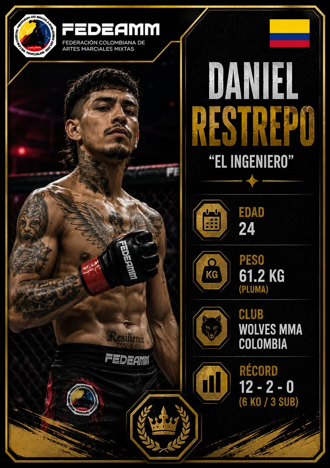 Fotografía de un hombre tatuado en el octágono de artes marciales mixtas, usando guantes negros y ropa con logotipo de FEDEAMM, con información personal y del club en un cartel a su lado. Logo de FEDEAMM y bandera de Colombia en la parte superior derecha.