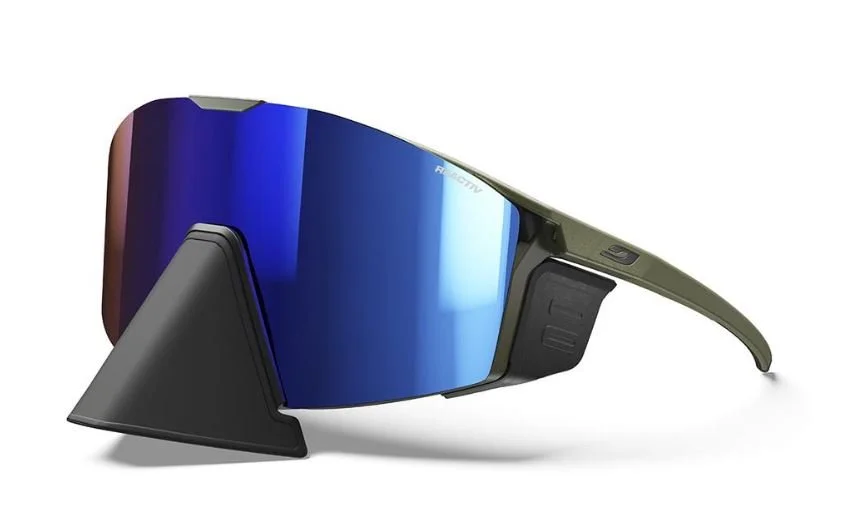 Gafas de sol deportivas con lente azul y montura gris.