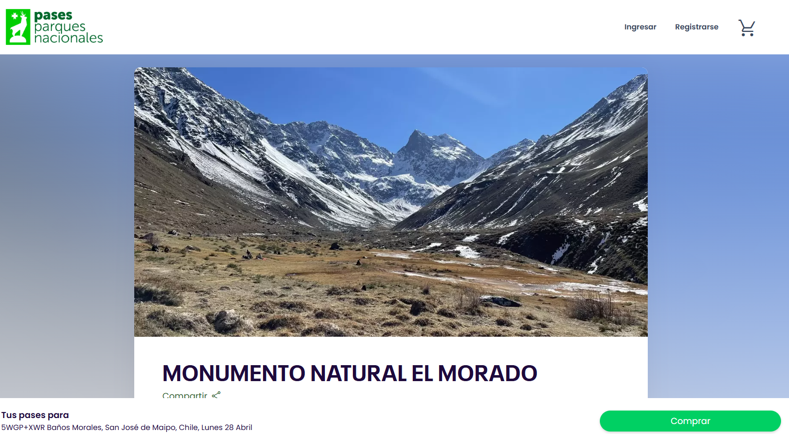 Paisaje de montañas con picos nevados y valle en primer plano, cielo azul despejado