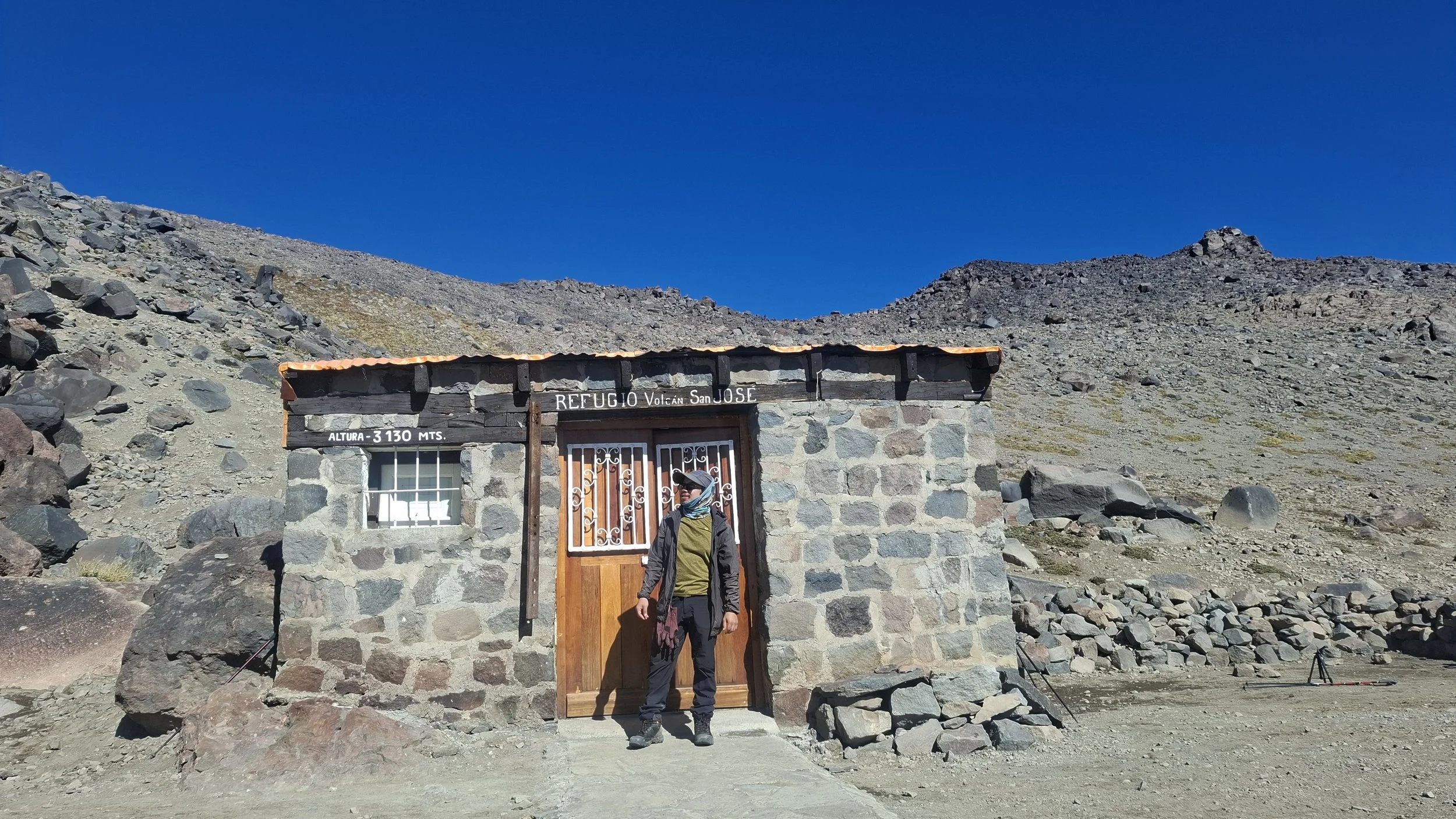 refugio plantat ubicado en San Jose del Maipo. Puedes pasar la noche adentro con cuatro camarotes con un lugar para cocinar (a gas) y comer.