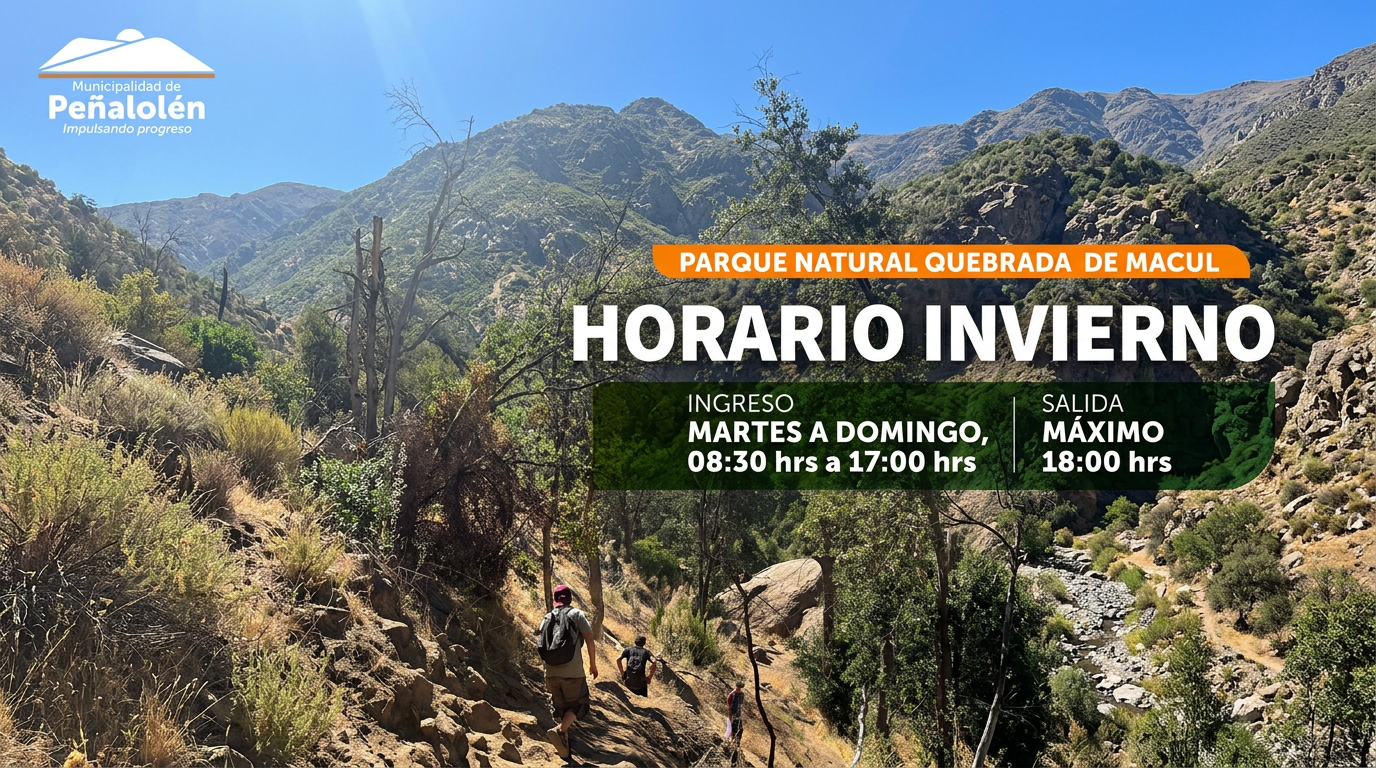 Cartel informativo del Parque Natural Quebrada de Macul en Peñalolén, con horario invernal de martes a domingo, ingreso desde las 8:30 hasta las 17:00 horas y salida máxima a las 18:00 horas, en un paisaje montañoso de fondo con vegetación y sendero.