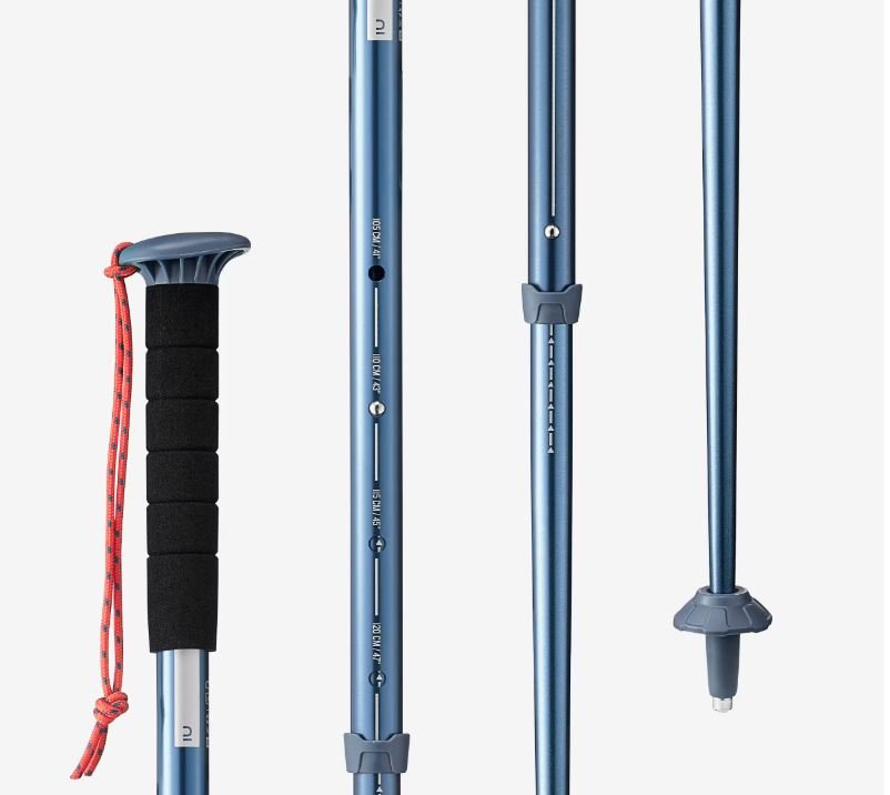 Bastones de trekking deportivos de color azul con diferentes partes desmontadas, algunos con empuñaduras de foam negro y otros con puntas de goma.