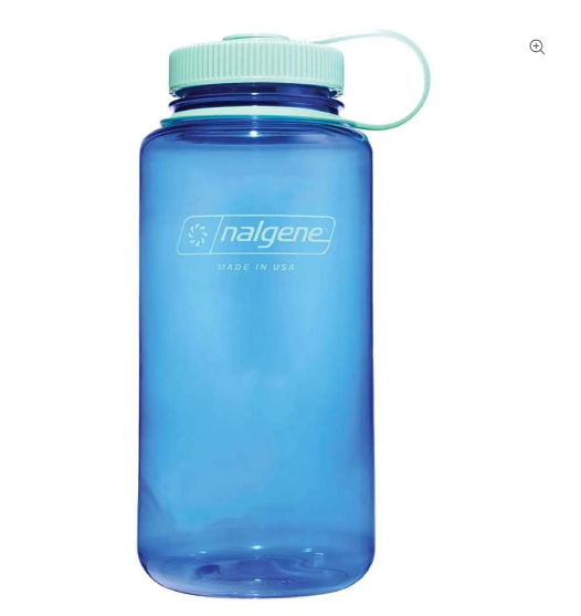 Botella de agua azul de Nalgene con tapa de color menta y asa en forma de lazo.
