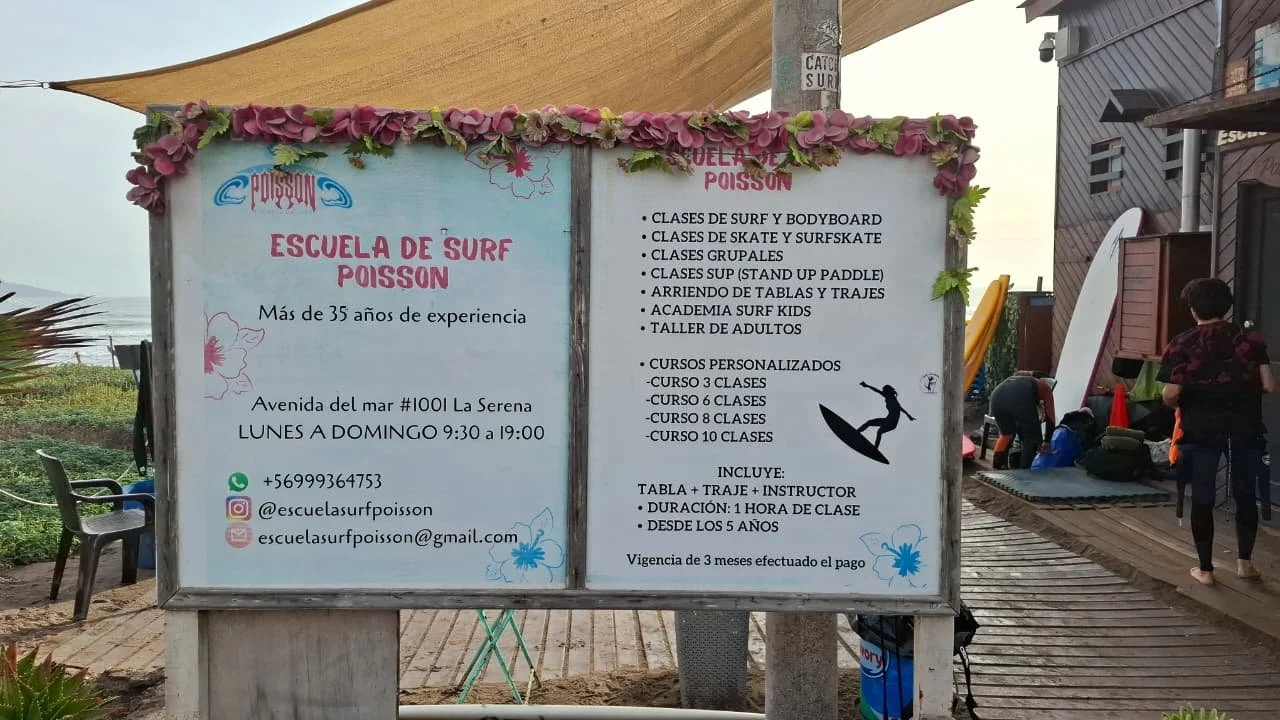 Cartel de una escuela de surf y clases de deportes acuáticos, con información de contacto, horario y tipos de cursos ofrecidos en un entorno marítimo.