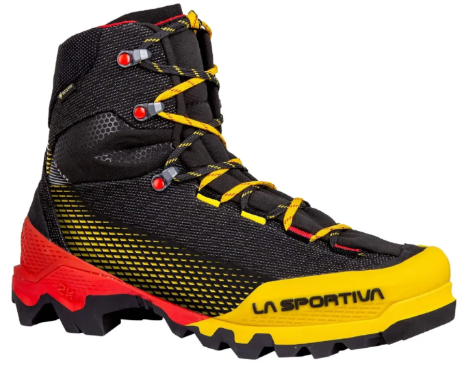 Bota de senderismo deportiva en colores negro, rojo y amarillo con suela resistente.