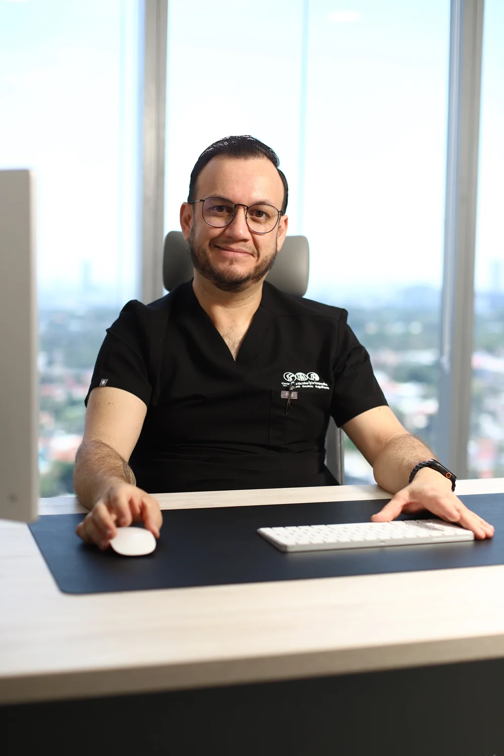 El Dr. Israel Romo, cirujano articular, en su consultorio en Guadalajara
