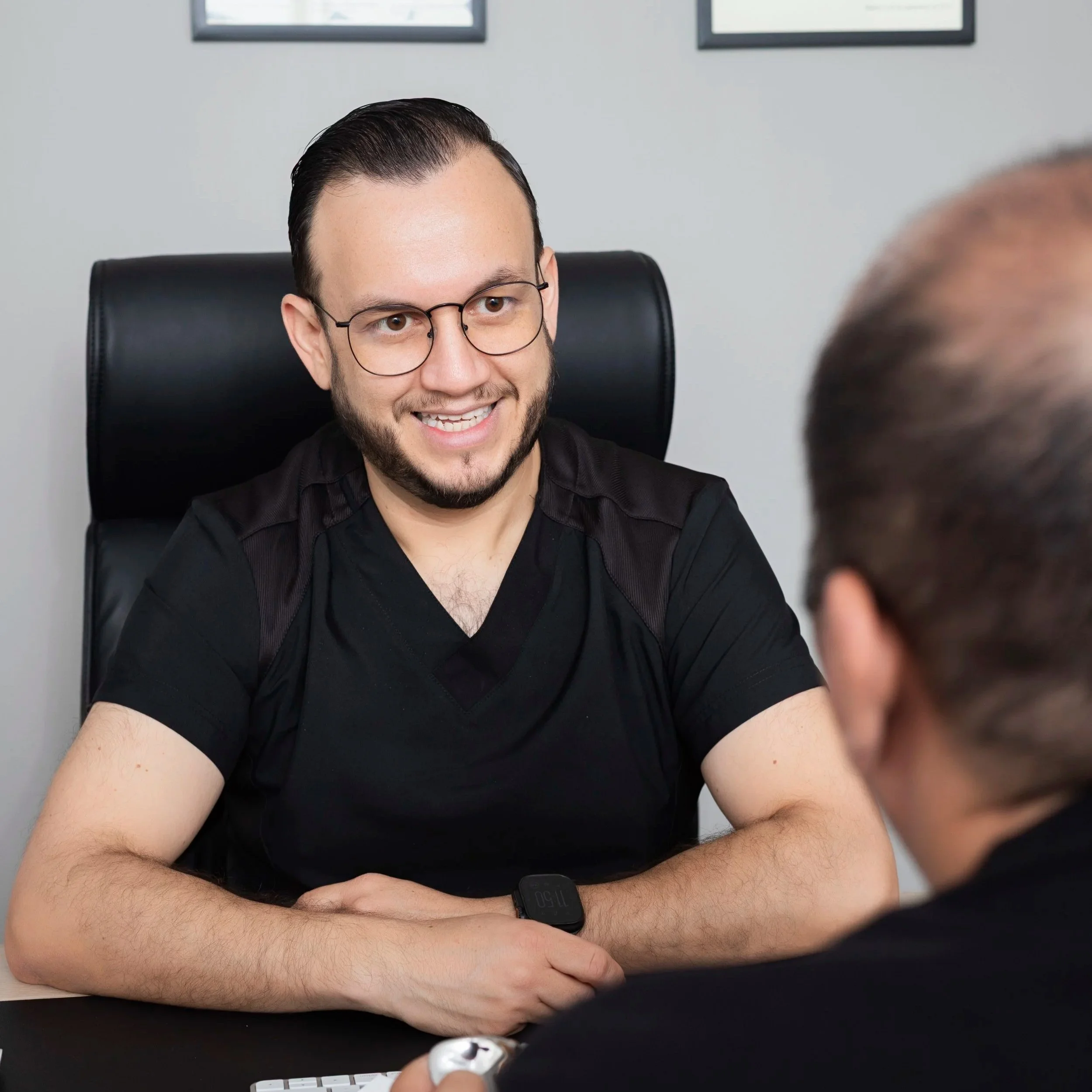 El Dr. Israel Romo resolviendo las dudas de un paciente en su consultorio de ortopedia en Guadalajara.