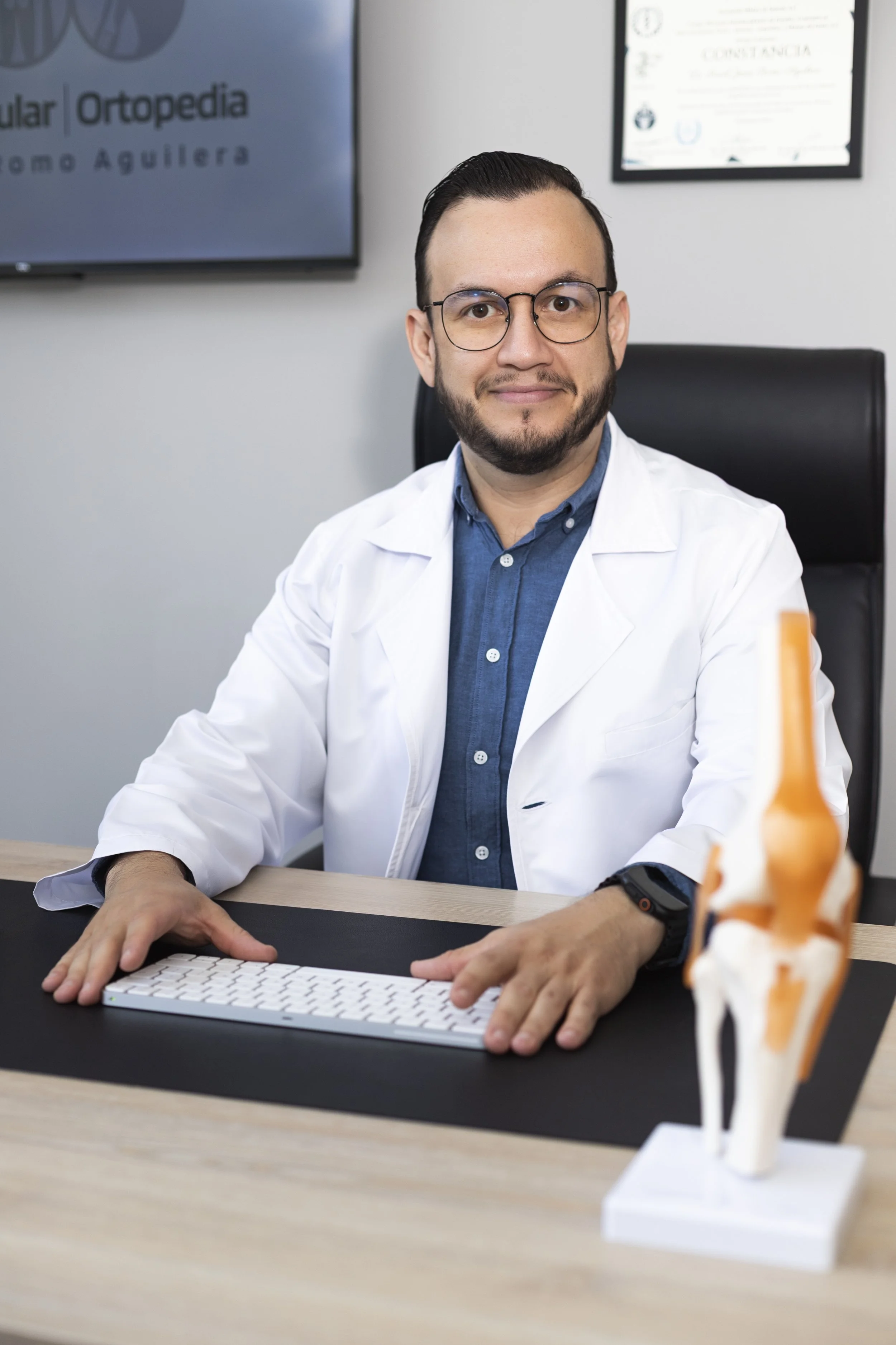 Ortopedista y traumatólogo Dr. Israel Romo en su consultorio