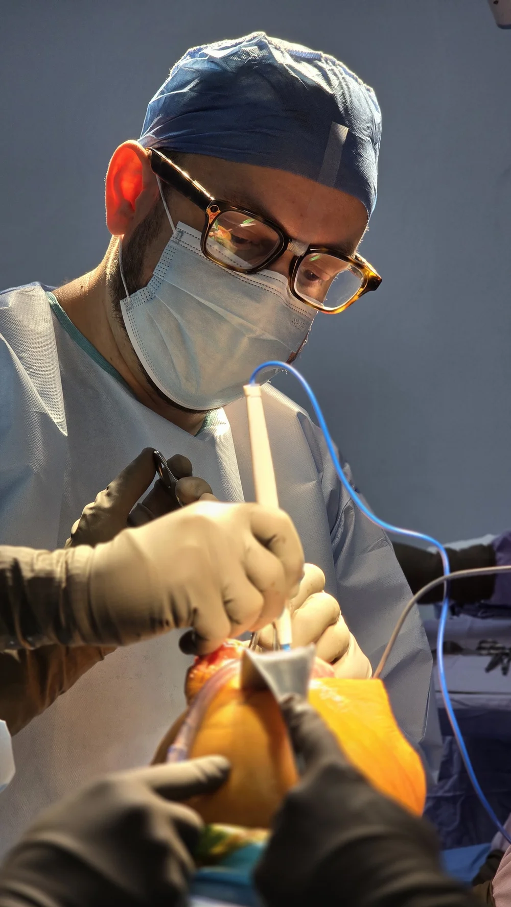 Dr. Israel Romo, especialista en rodilla, realizando una artroscopia de rodilla