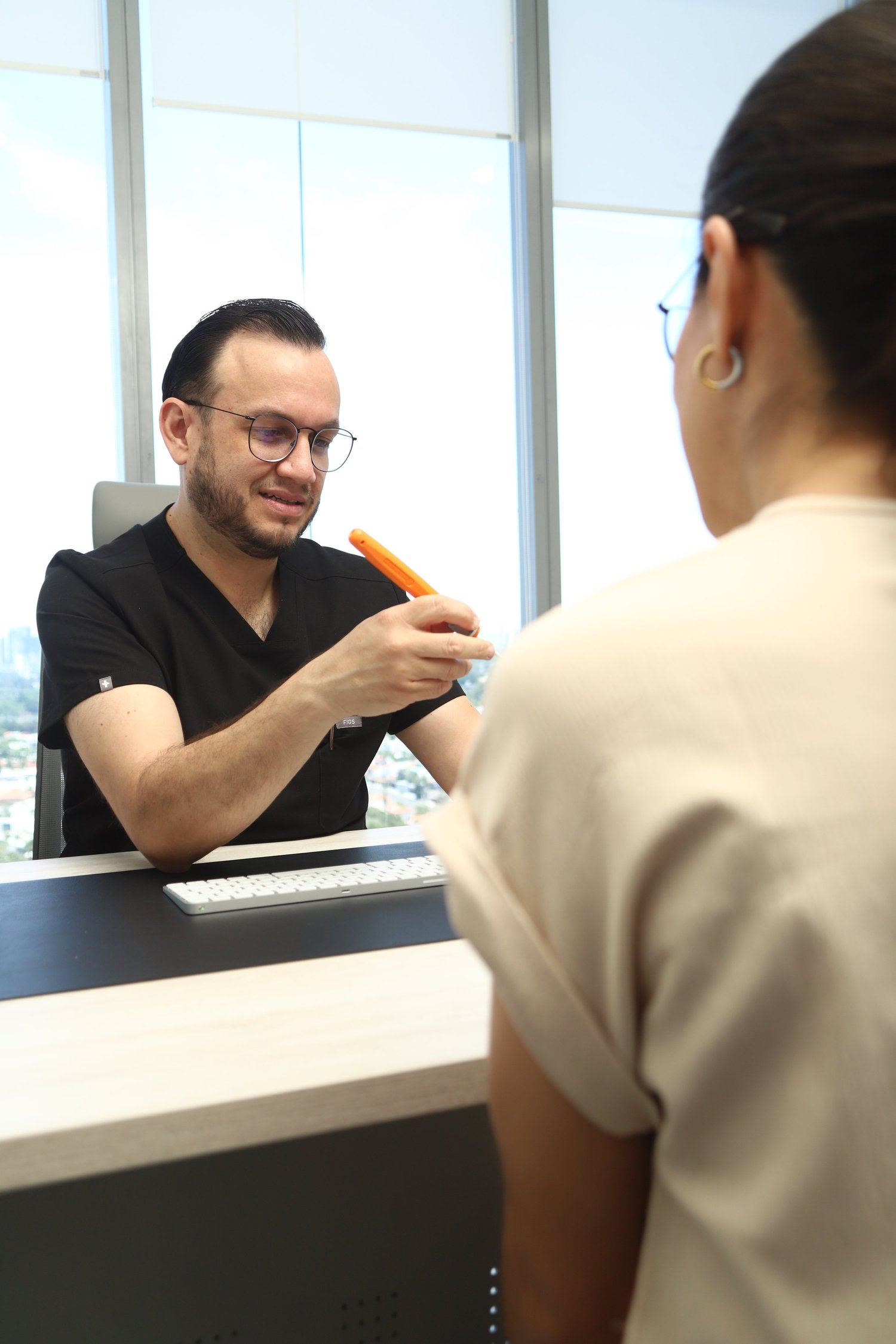 Dr. Israel Romo, especialista en rodilla en Guadalajara, explica la rodilla con un modelo anatómico en consulta