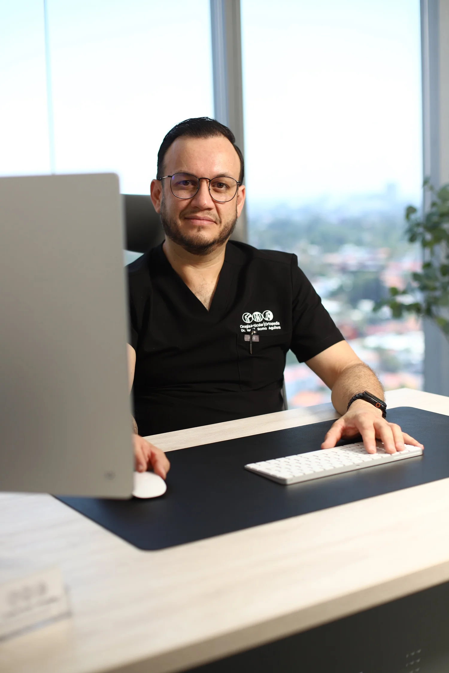 El Dr. Israel Romo, cirujano articular, en su consultorio en Guadalajara