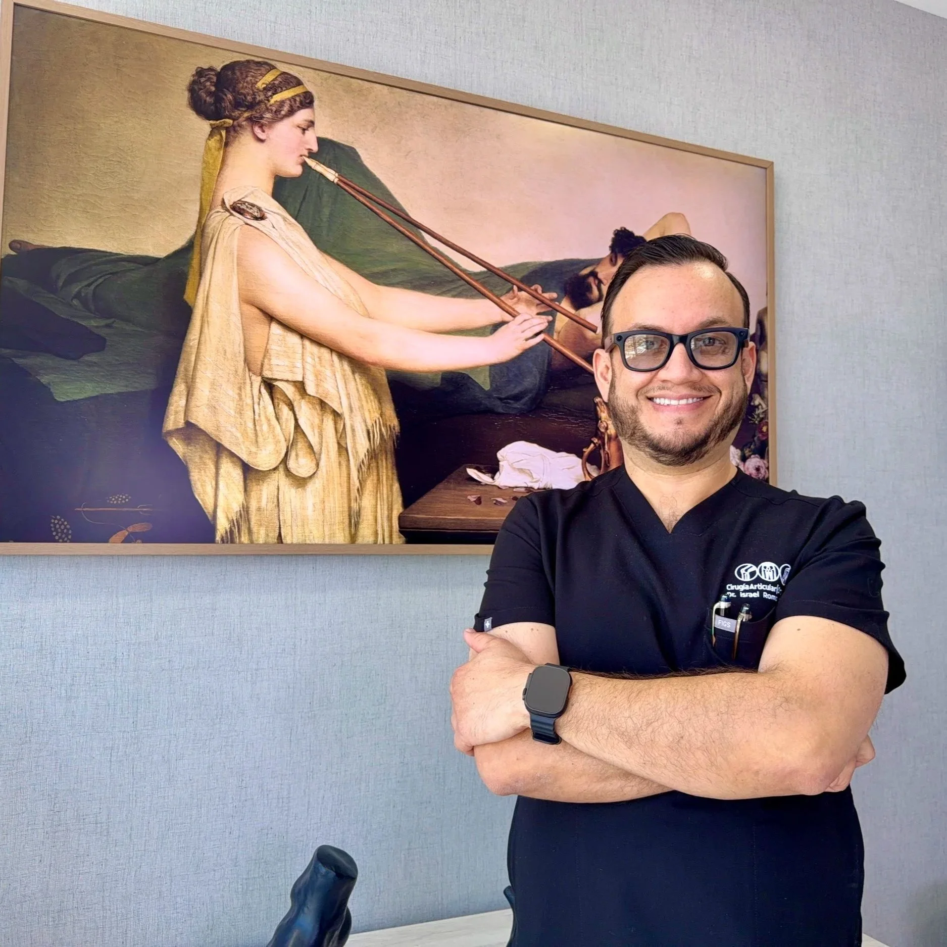 El Dr. Israel Romo, especialista en rodilla en una foto en su consultorio