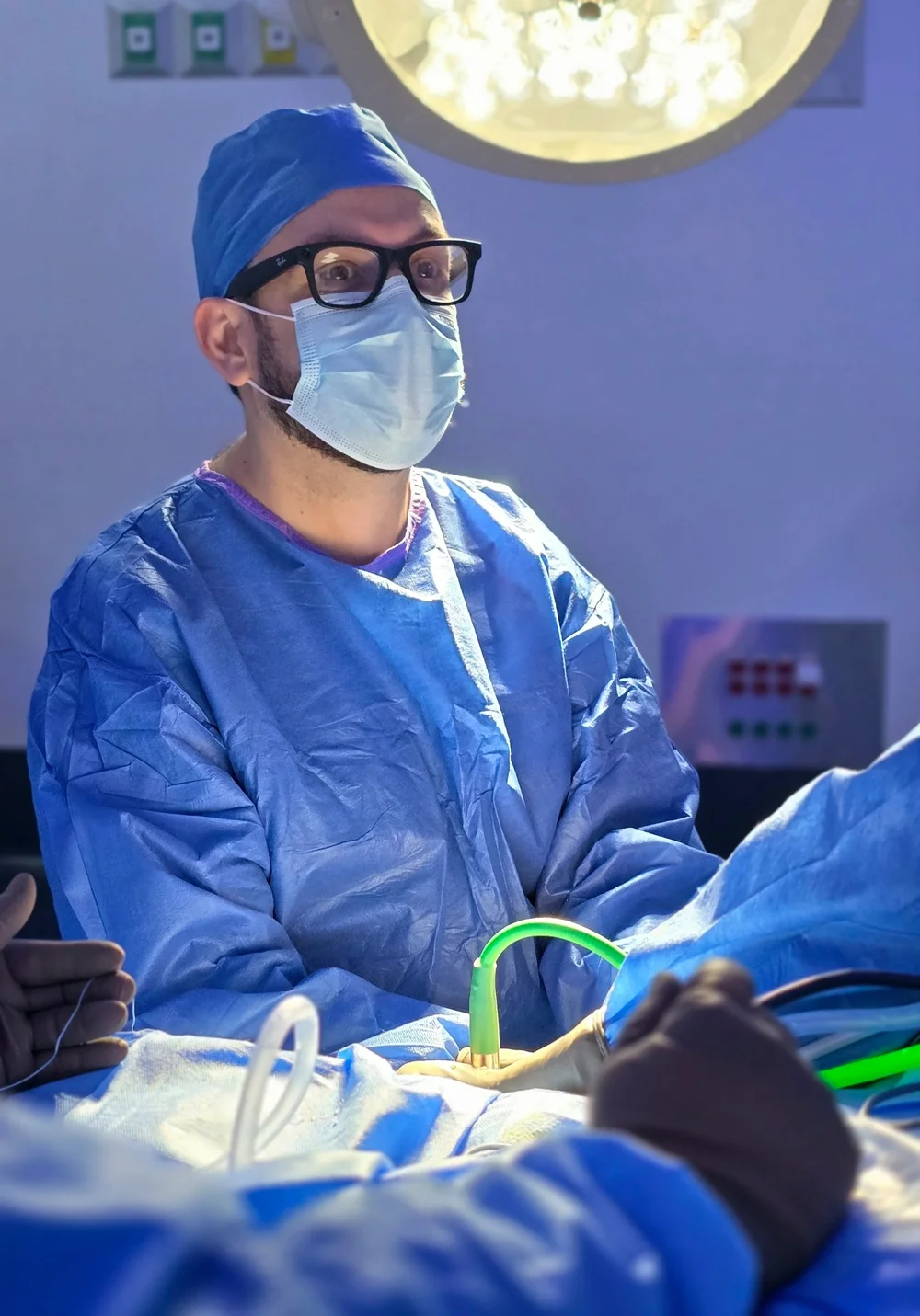 Dr. Israel Romo, especialista en rodilla, durante una cirugía artroscópica de ligamento cruzado anterior en Guadalajara