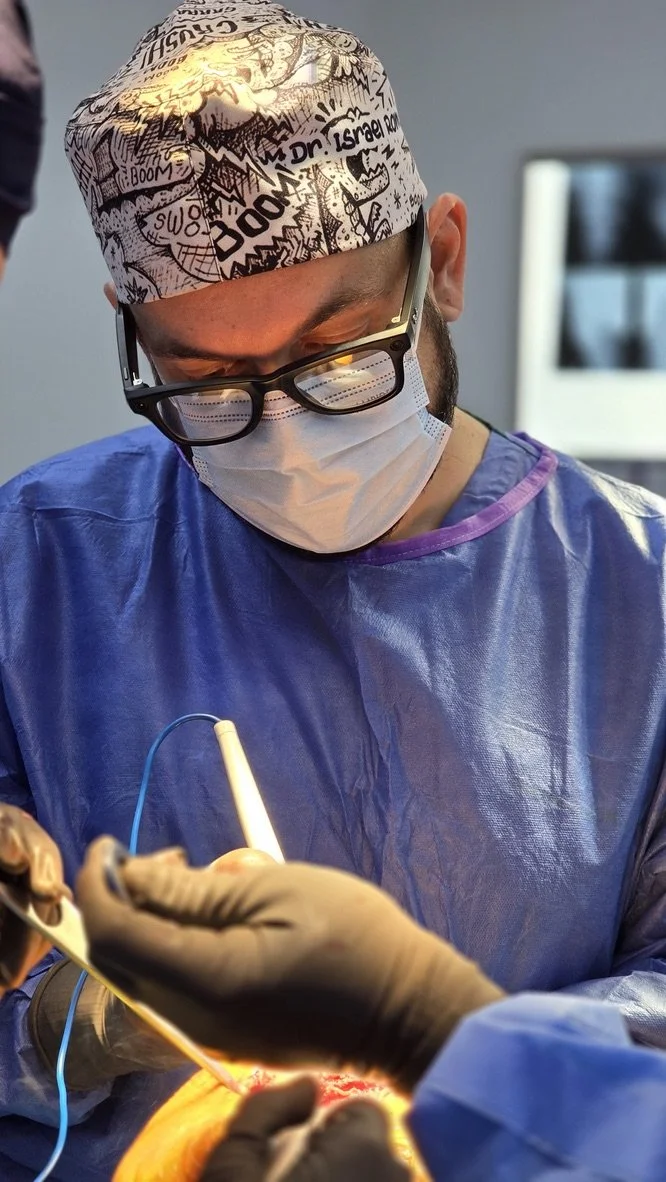 Dr. Israel Romo durante una cirugía de prótesis de rodilla