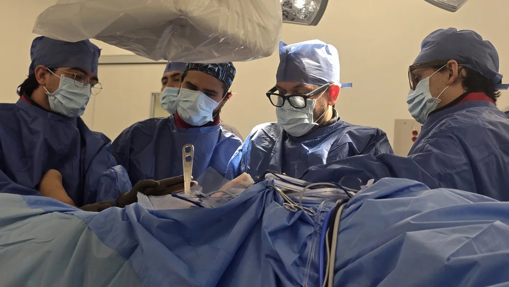 El Dr. Israel Romo y su equipo durante una artroscopia de rodilla en Guadalajara