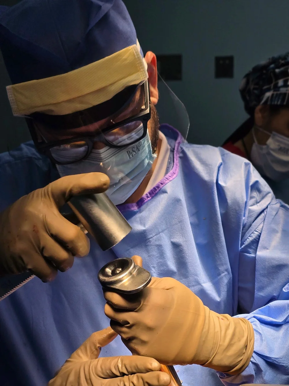 Dr. Israel Romo durante una cirugía de prótesis de rodilla