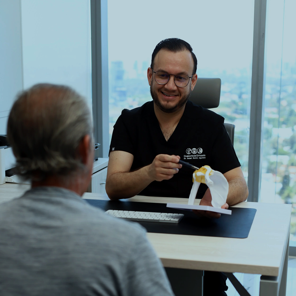 El Dr. Israel Romo, especialista en cadera, en su consultorio en Guadalajara