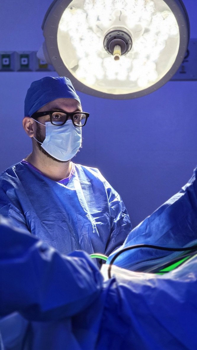 Especialista en cirugía de rodilla en quirófano