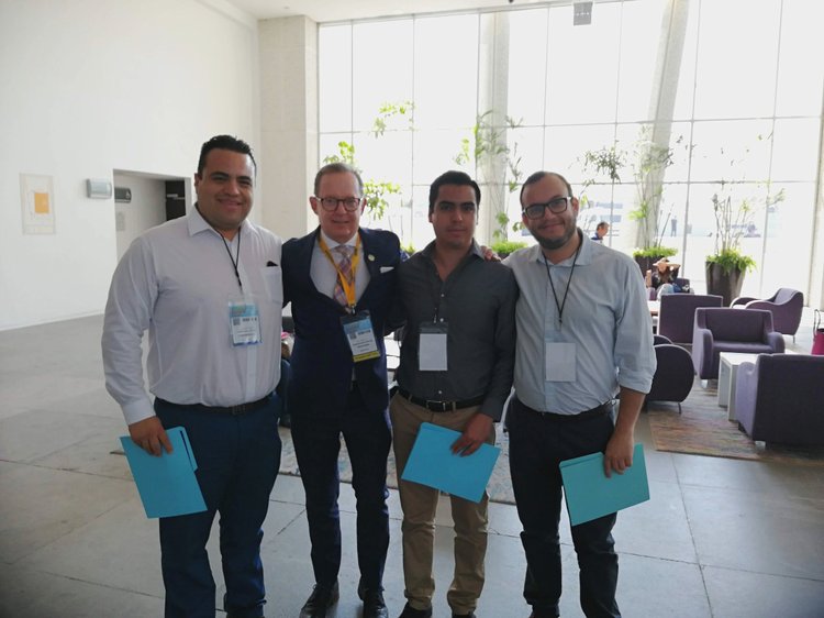 El Dr. Israel Romo con el Dr. Fidel Dobarganes y compañeros en un congreso del Colegio Mexicano de Ortopedia