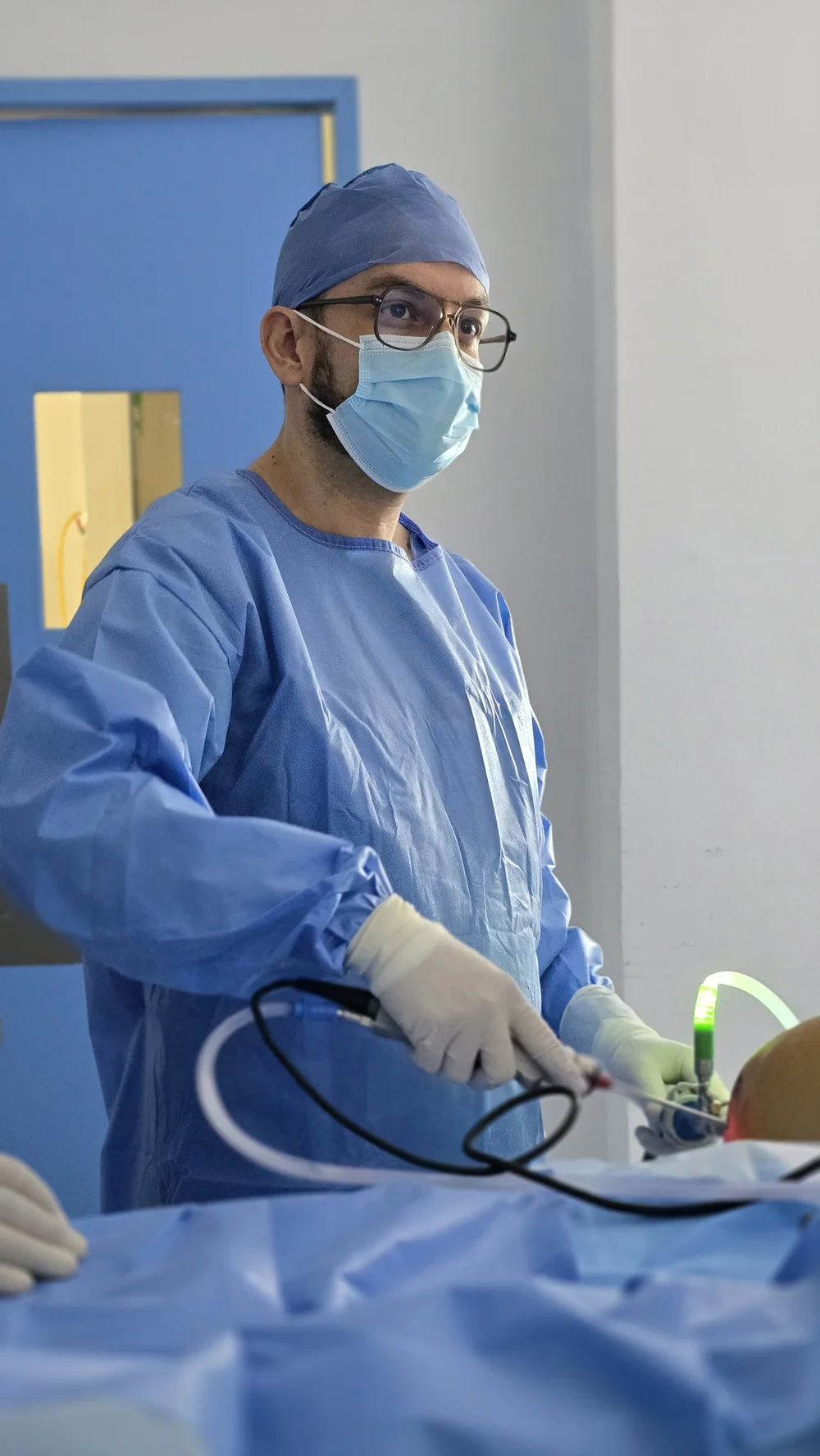 Dr. Israel Romo durante una artroscopia de rodilla en Guadalajara