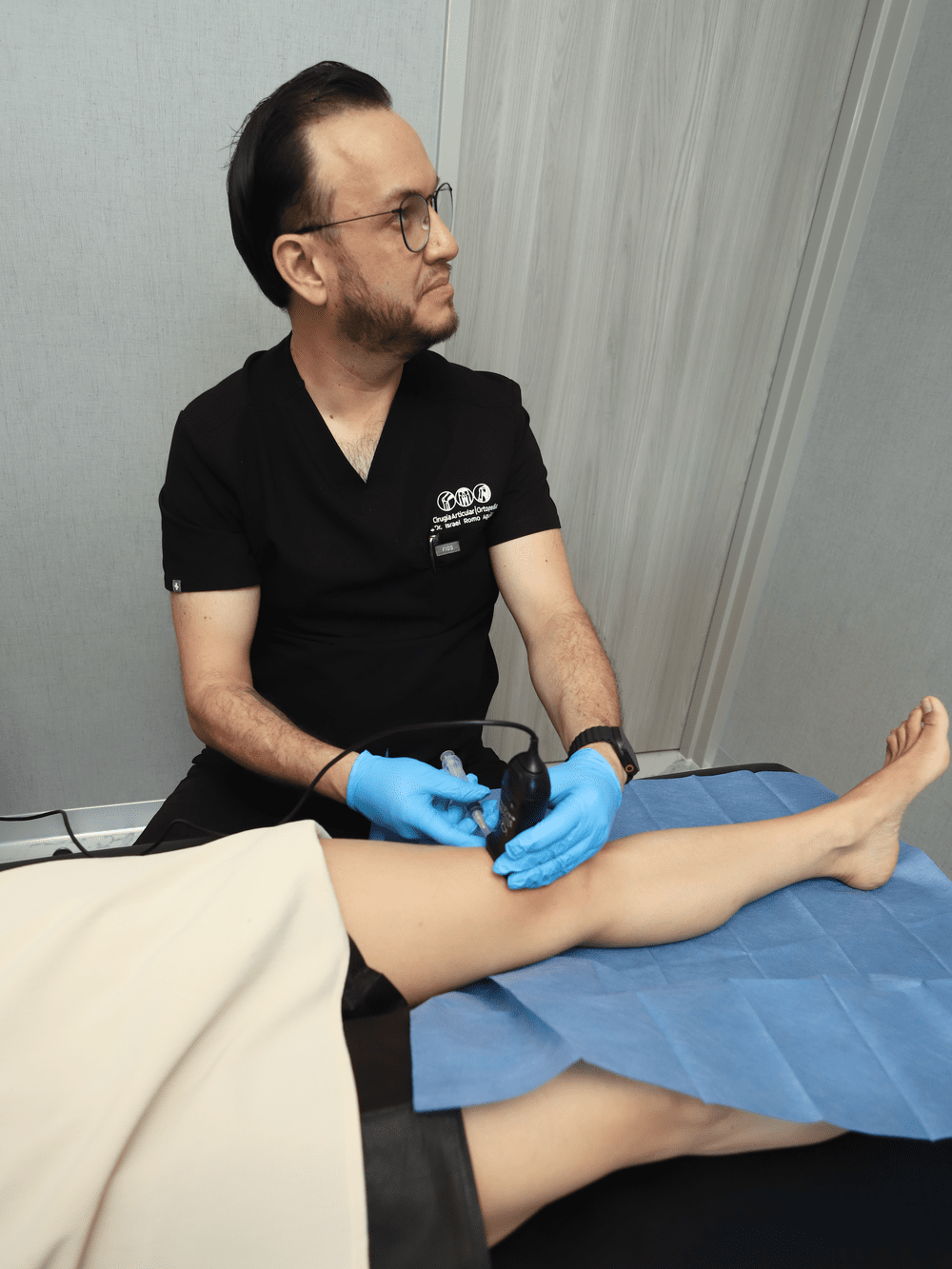 El Dr. Israel Romo aplica una infiltración de rodilla guiada por ultrasonido en su consultorio