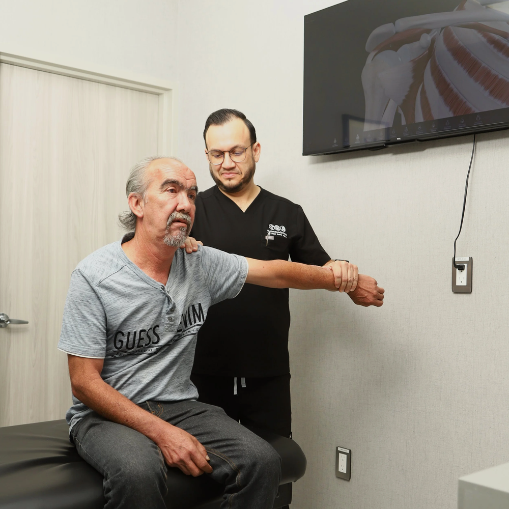 Exploración física del hombro en consulta con el Dr. Israel Romo