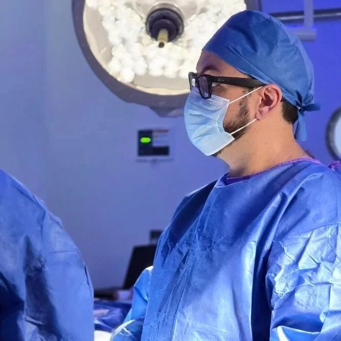 Dr. Israel Romo, cirujano ortopedista, especialista en rodilla en una sala de quirófano haciendo una artroscopia de rodilla