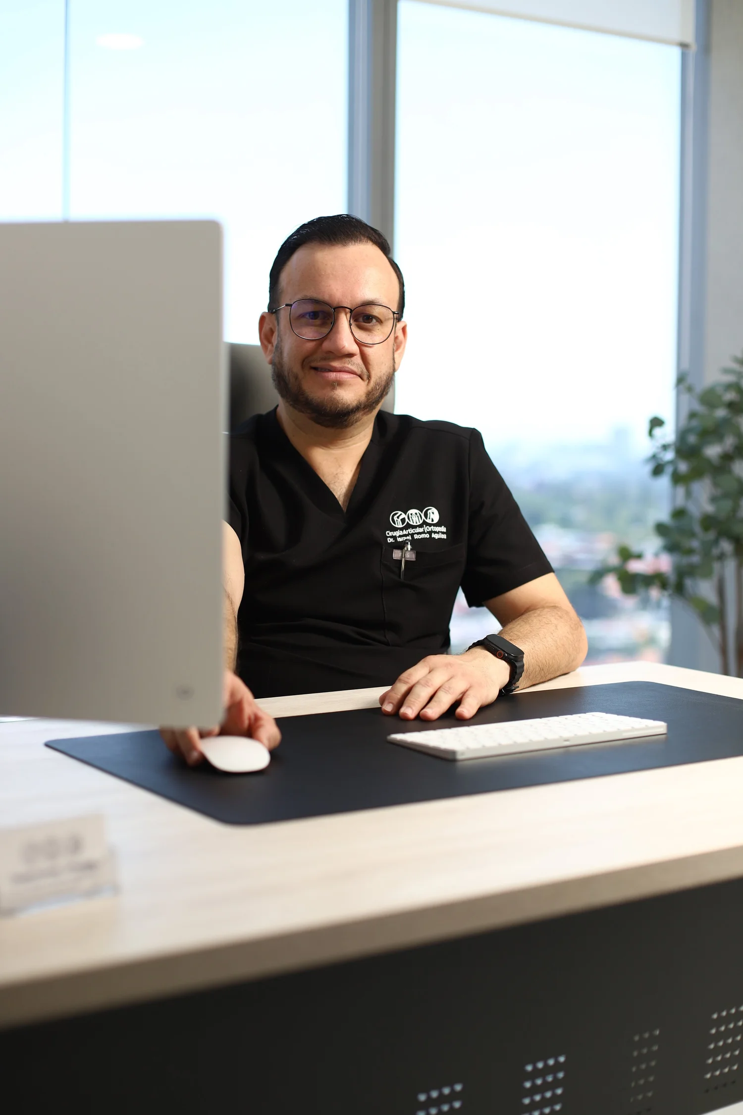 Dr. Israel Romo, ortopedista y cirujano articular, en su escritorio del consultorio en Zapopan