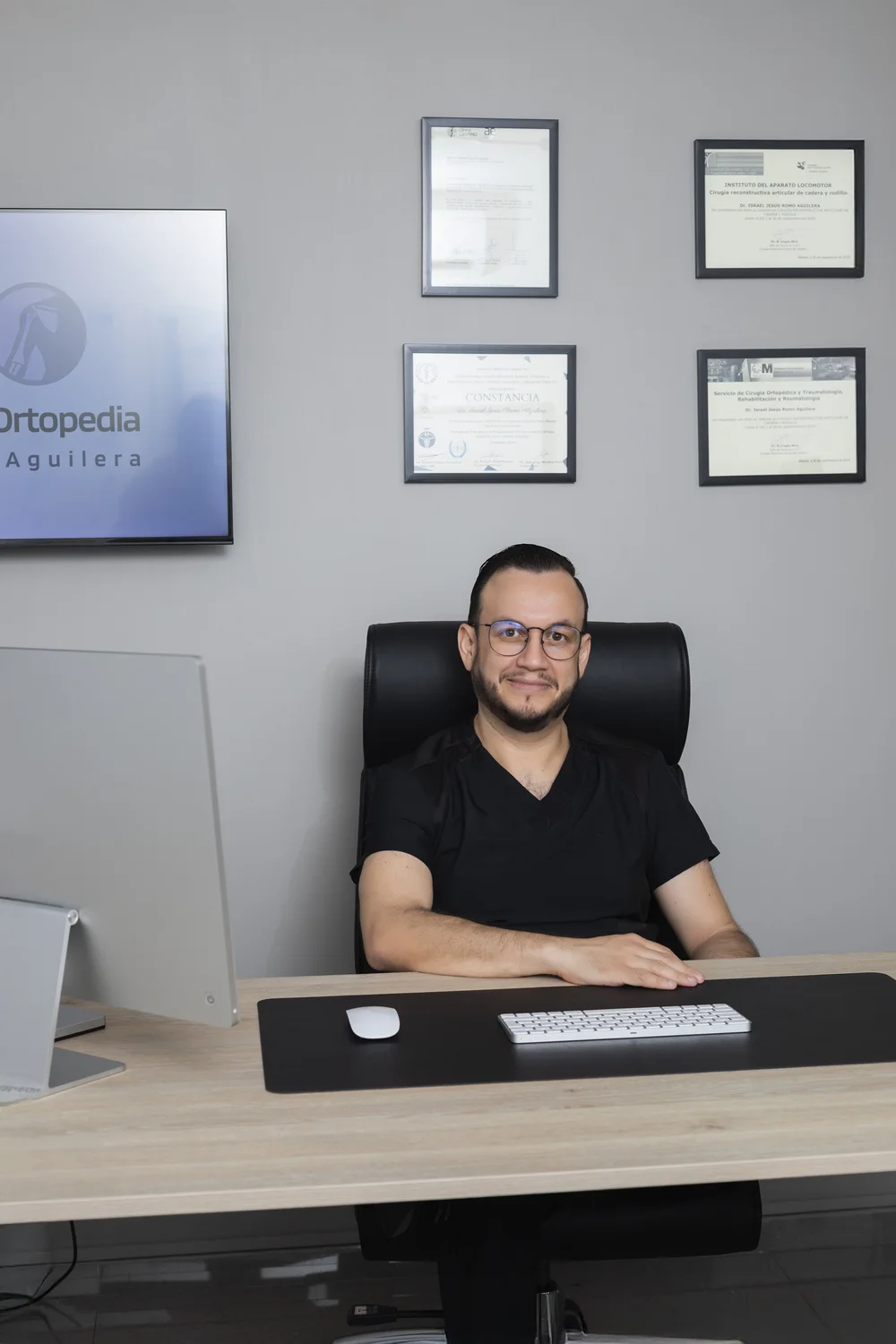 Dr. Israel Romo, especialista en rodilla, en su consultorio en Guadalajara
