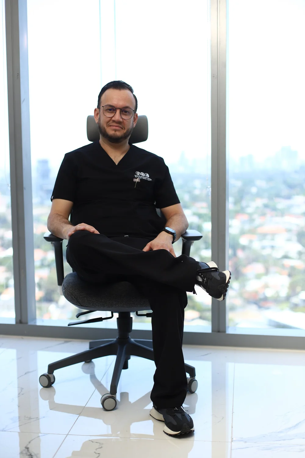 El Dr. Israel Romo, cirujano articular, en su consultorio en Guadalajara