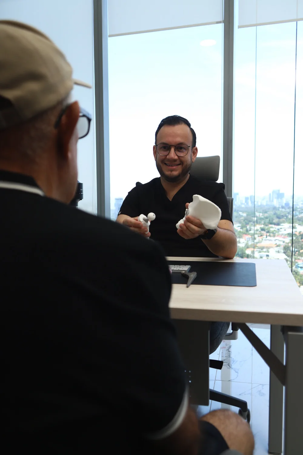 El Dr. Israel Romo, ortopedista y traumatólogo, durante una consulta de cadera en su consultorio en Guadalajara