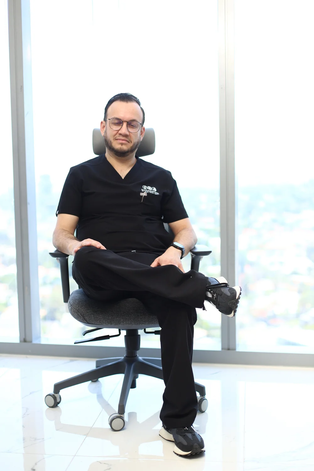 El Dr. Israel Romo, cirujano articular, en su consultorio en Guadalajara
