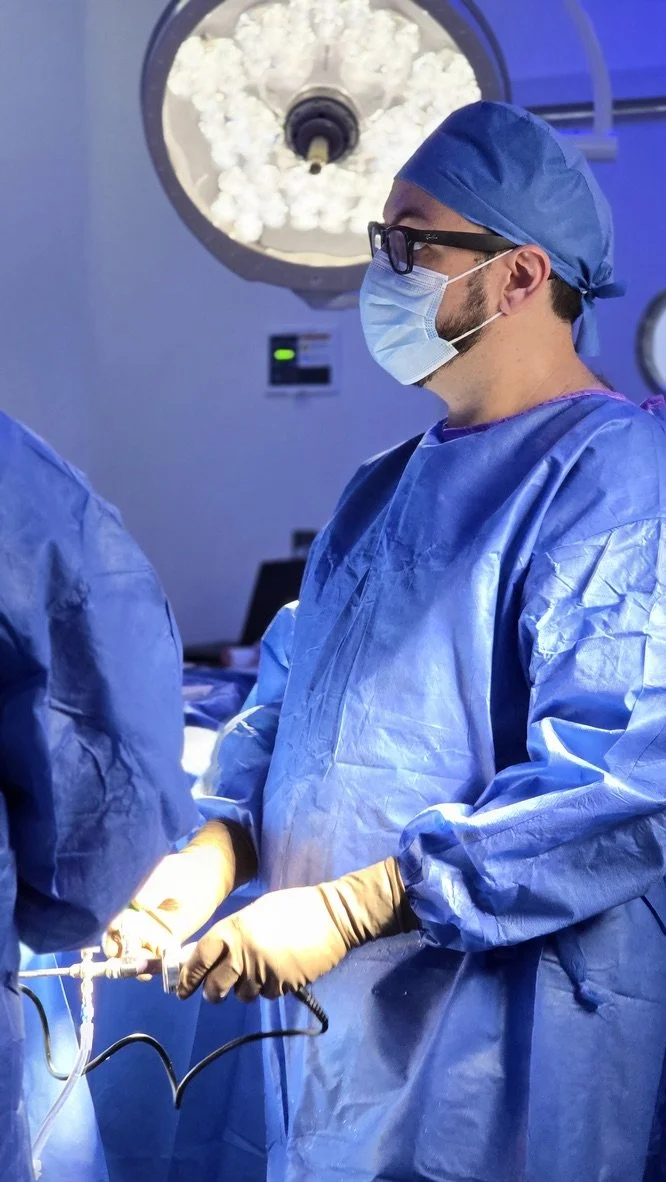 Dr. Israel Romo en quirófano durante una cirugía de ligamento cruzado