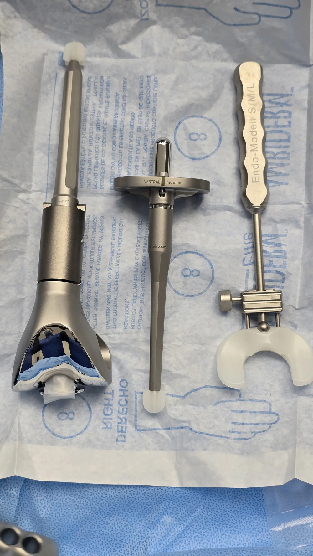 Instrumental y componente de prueba de una prótesis de rodilla sobre la mesa estéril del quirófano