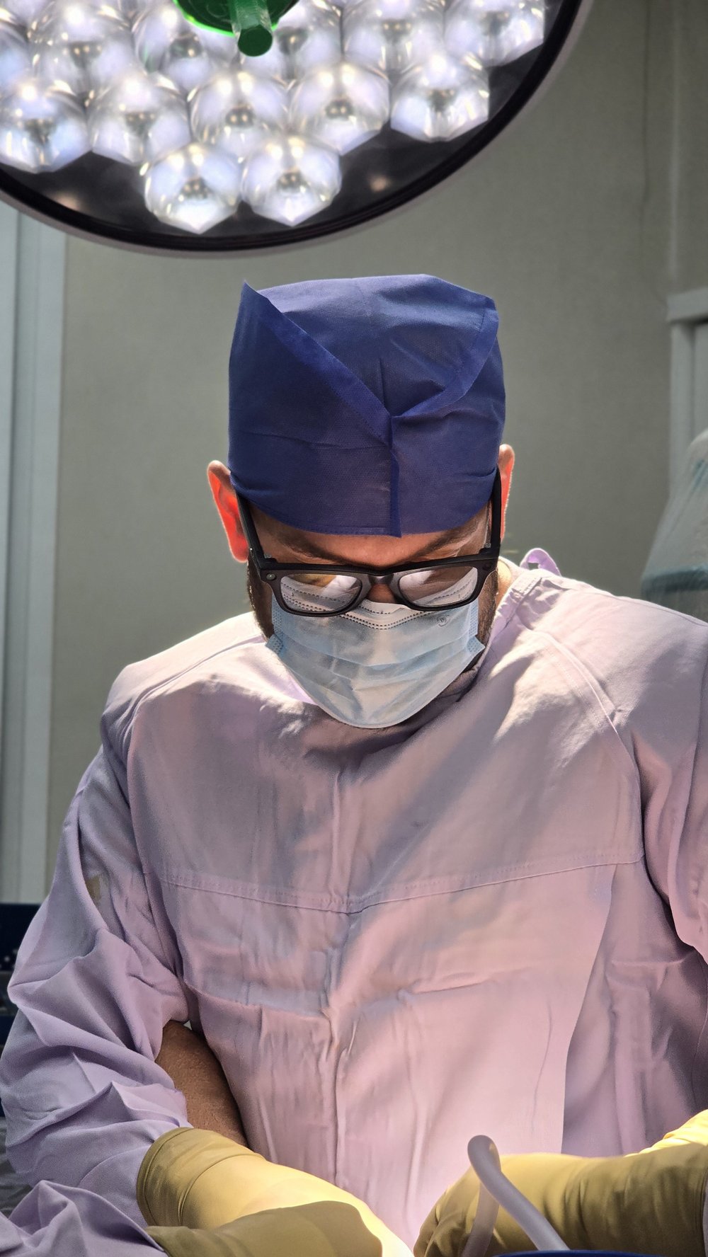Dr. Israel Romo, cirujano de rodilla, en quirófano durante una cirugía de prótesis de rodilla en Guadalajara