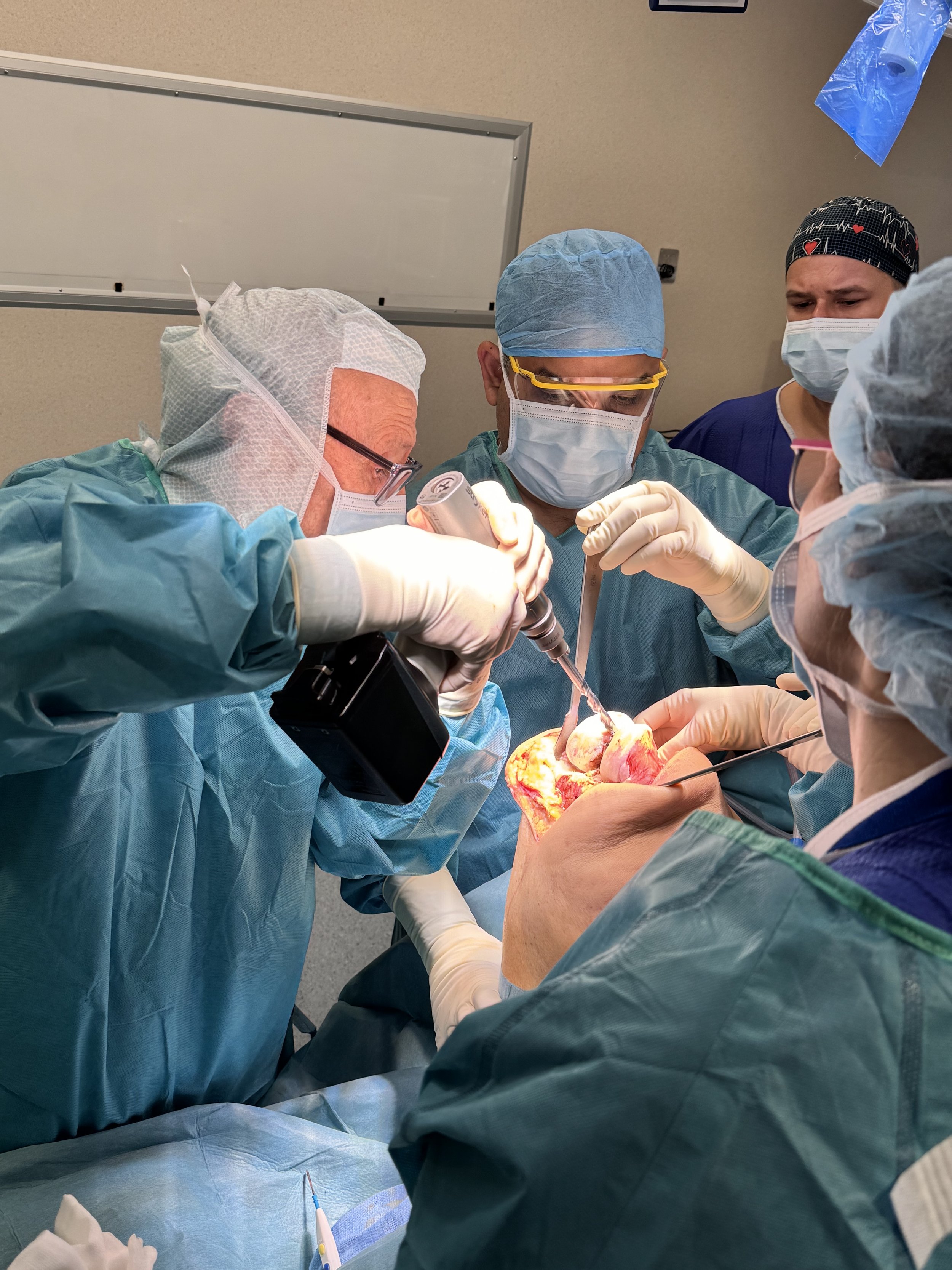 Equipo médico realizando una cirugía en un paciente en un quirófano