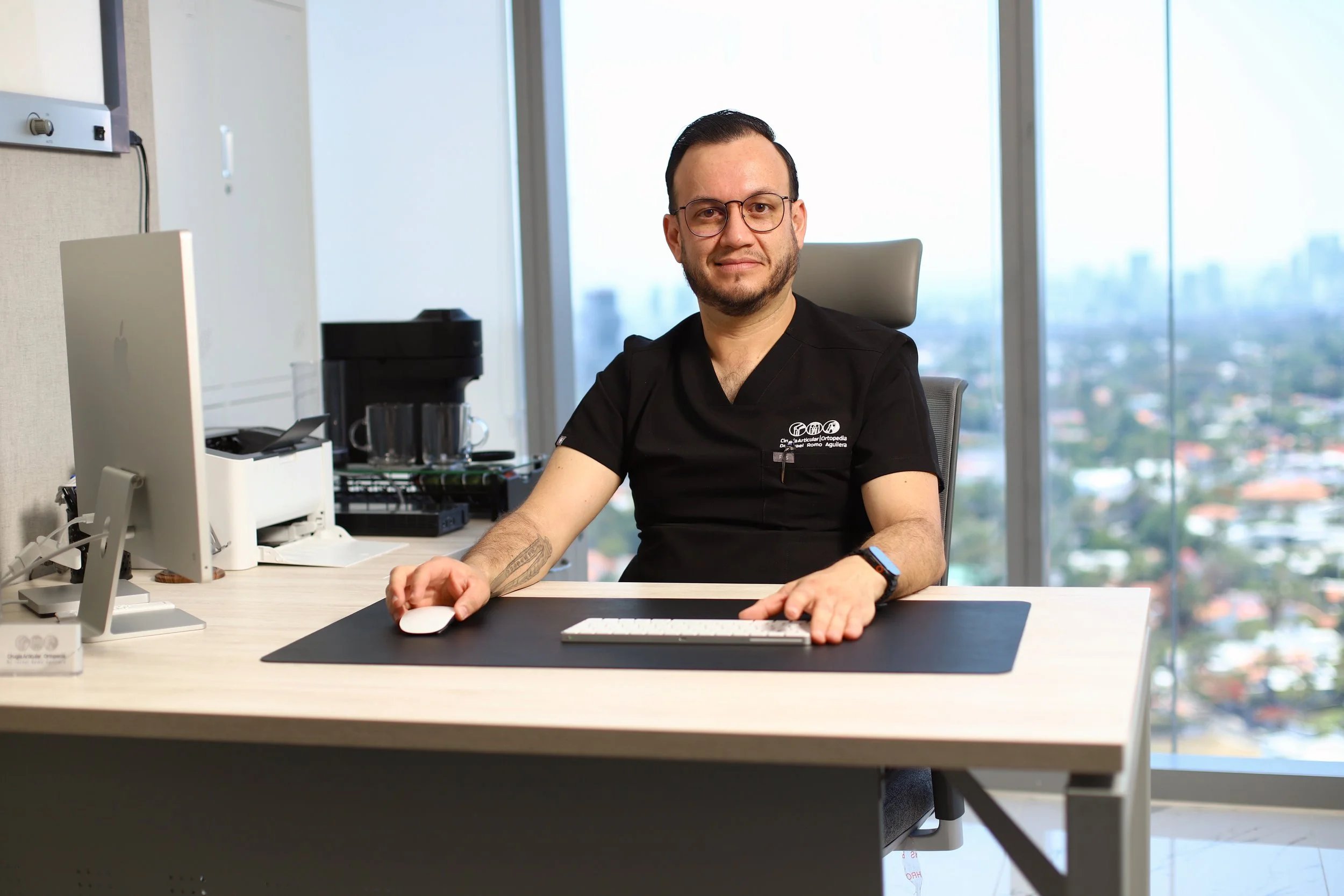 Dr. Israel Romo trabajando en su consultorio de ortopedia en Guadalajara