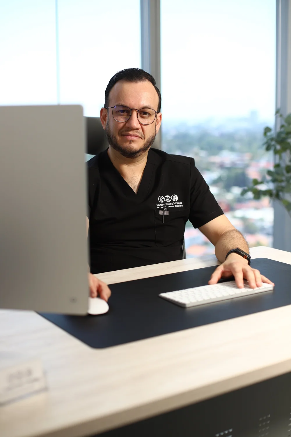El Dr. Israel Romo, traumatólogo y cirujano articular, en su consultorio en Guadalajara