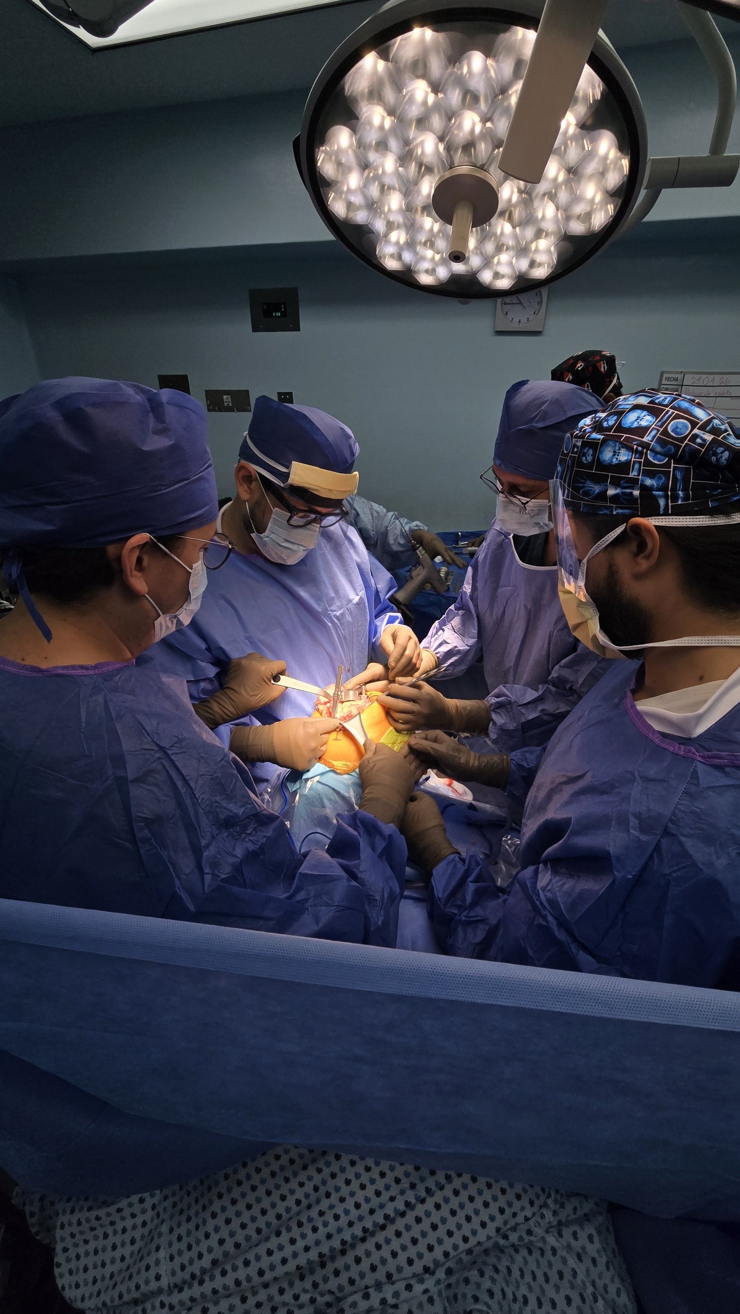 Dr. Israel Romo y su equipo quirúrgico durante una cirugía de prótesis de rodilla