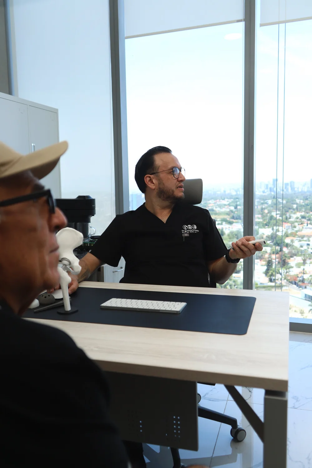 El Dr. Israel Romo, cirujano articular, durante una consulta de cadera en su consultorio en Guadalajara