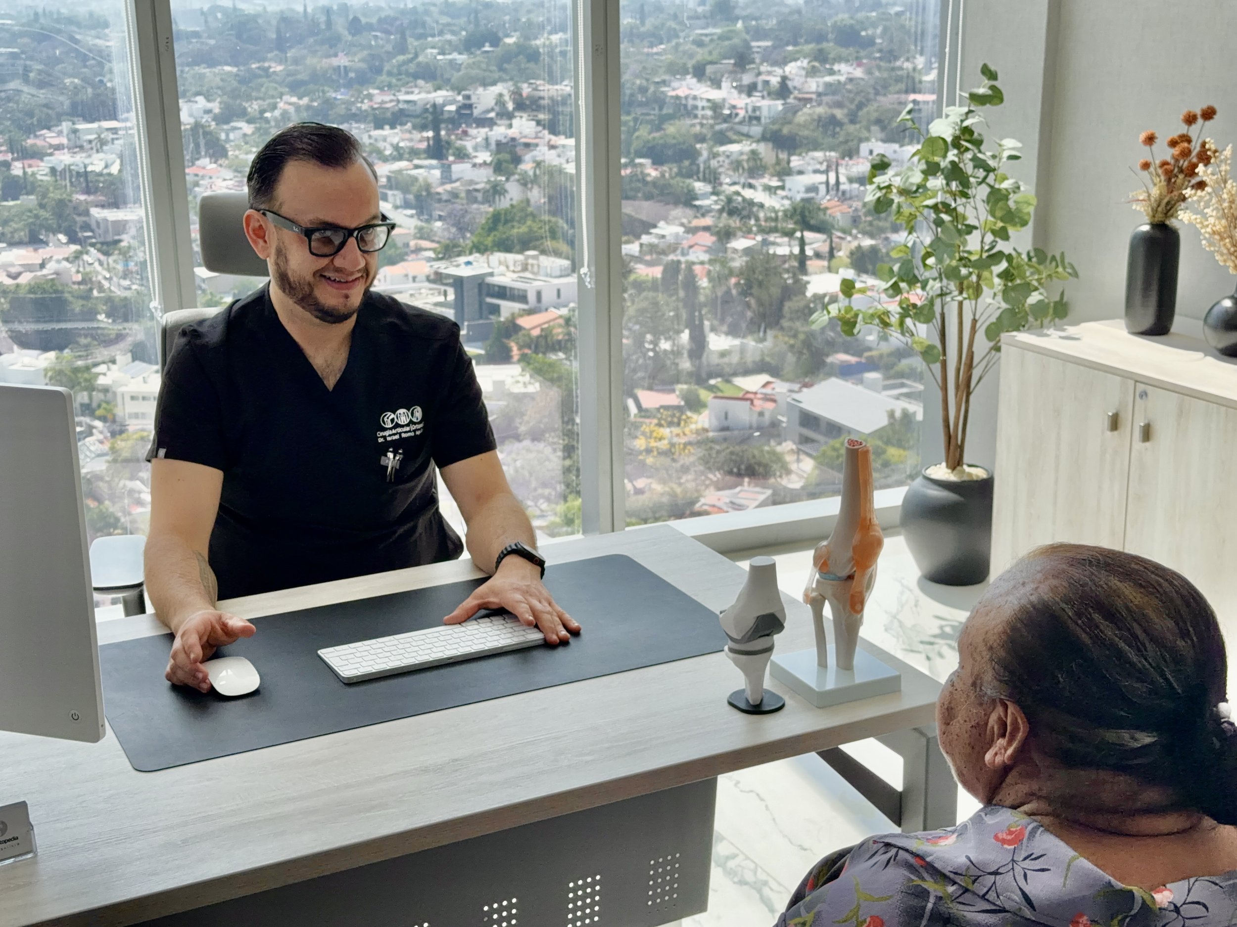 Consulta de ortopedia con el Dr. Israel Romo