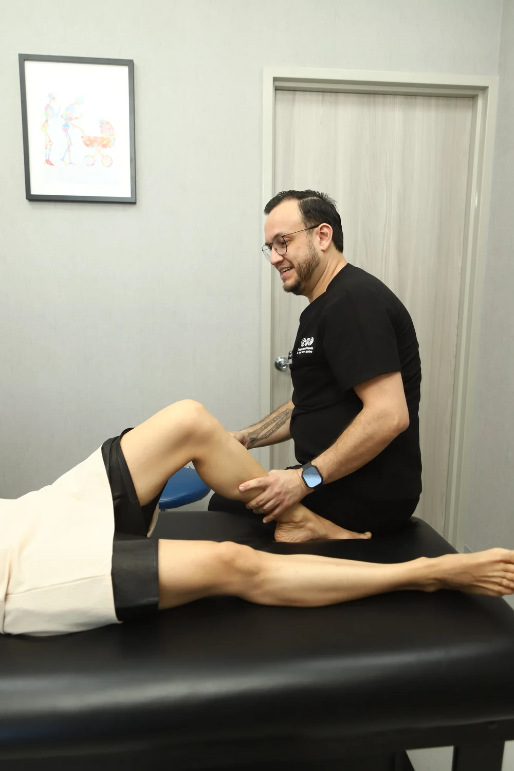 Exploración de la rodilla en consulta con el Dr. Israel Romo