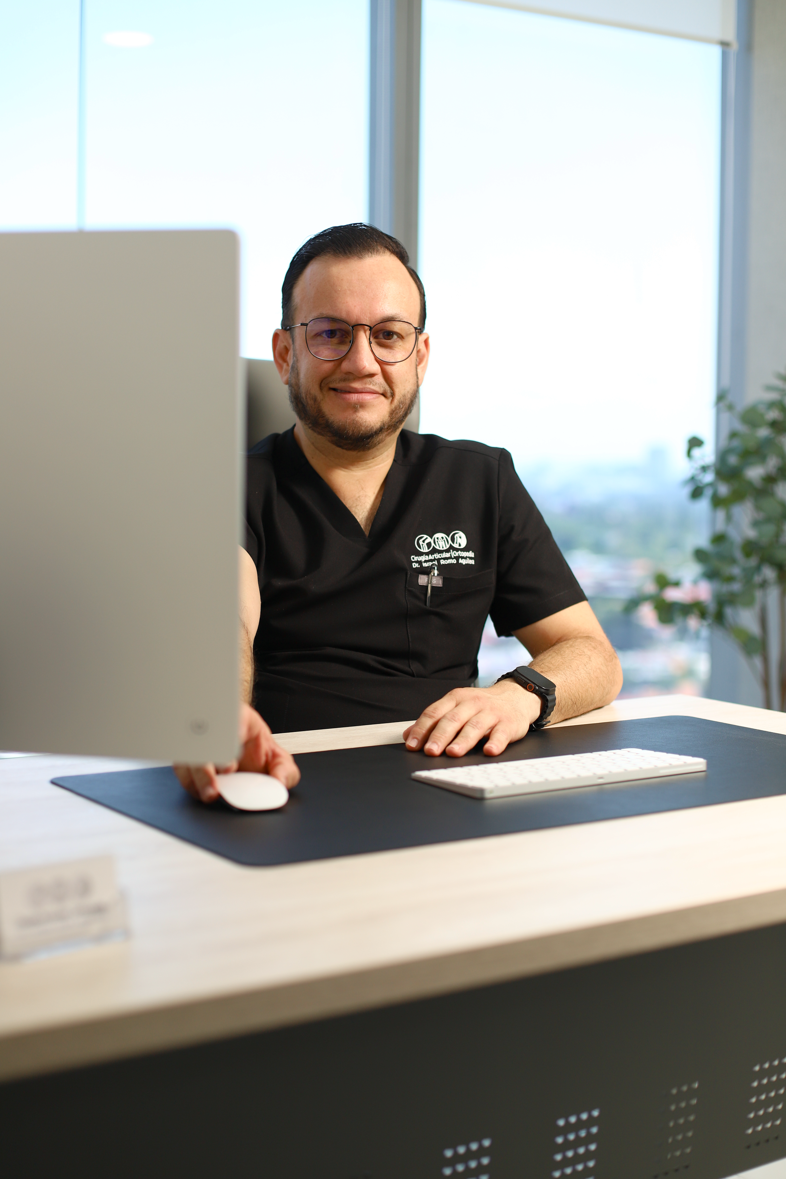 Dr. Israel Romo, ortopedista y traumatólogo, en su consultorio en Guadalajara