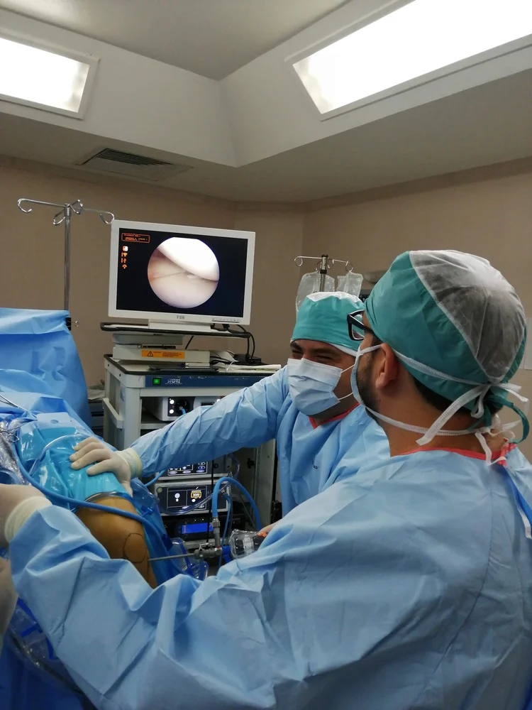 Artroscopia de rodilla en el Hospital Ángeles Querétaro con la imagen de la cámara en el monitor