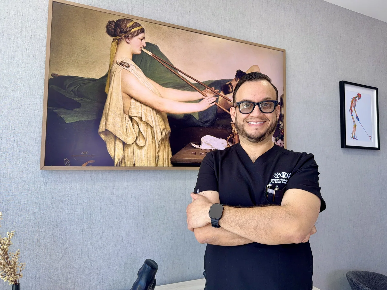 El Dr. Israel Romo, cirujano articular, en su consultorio en Guadalajara