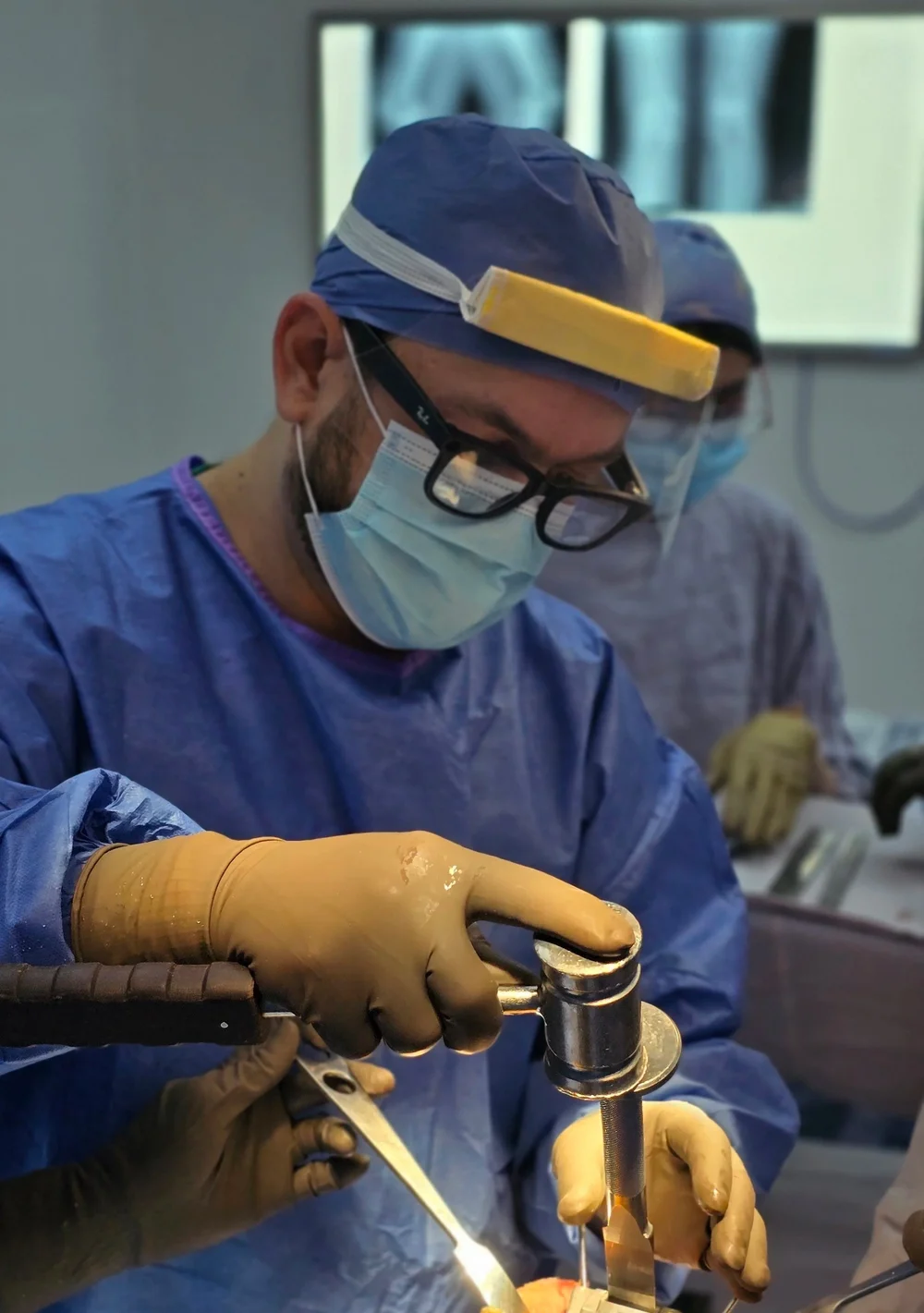 Dr. Israel Romo colocando la guía de corte durante una cirugía de prótesis de rodilla